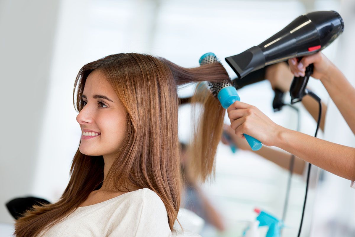 Укладка волос феном на брашинг в салоне красоты Kiwi | Брянск